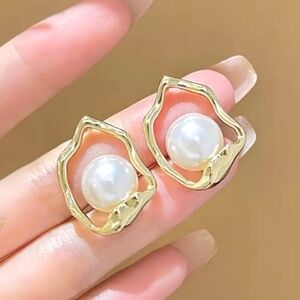 Elegant  Pearled Stud Earrings  Vintage & Minimalist Style, Hypoallergenic.